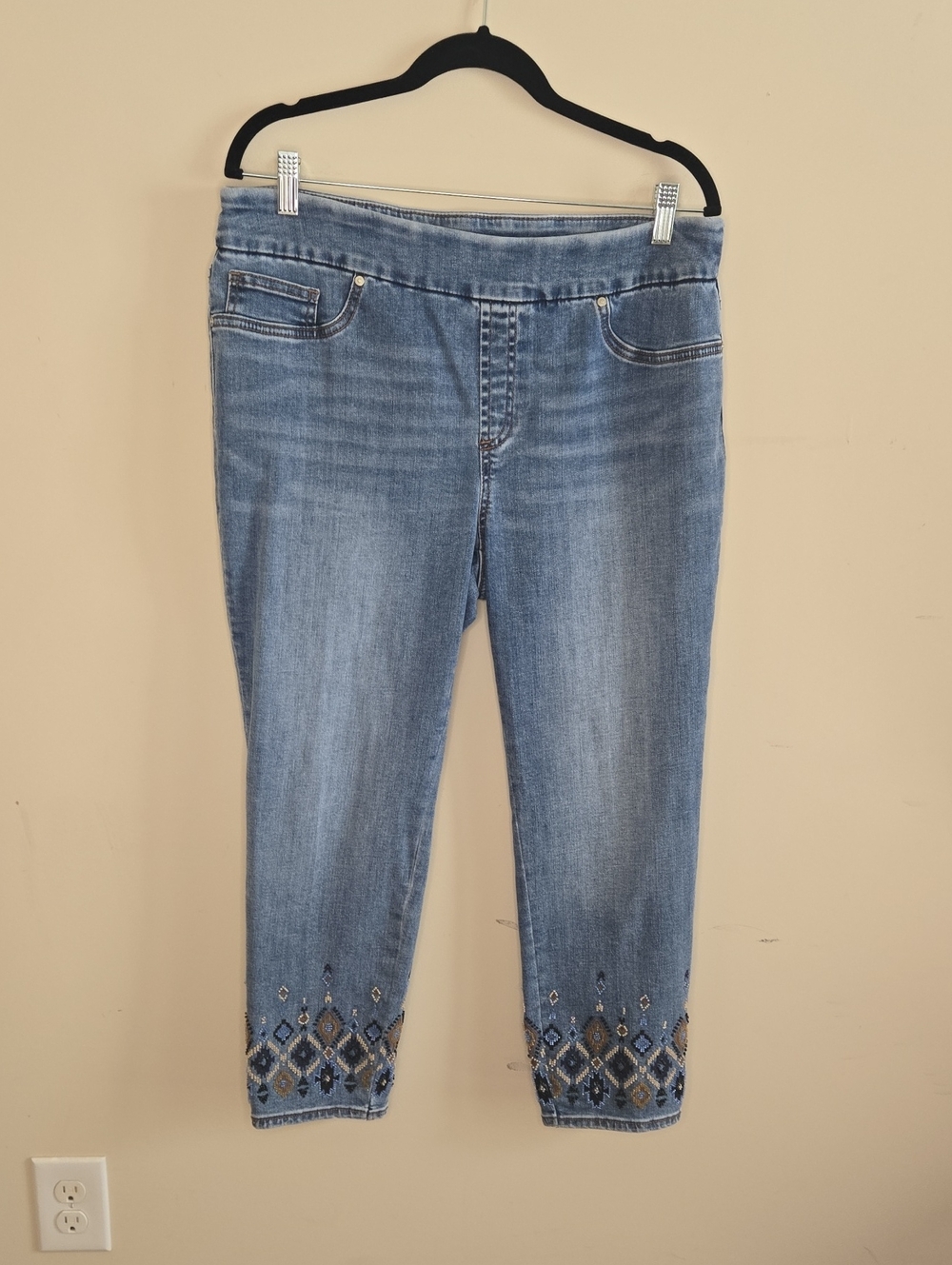 Chico’s Light Wash Pull On Jegging Ankle Jeans 12P Beaded Embellished Hem Denim - Picture 2 of 11